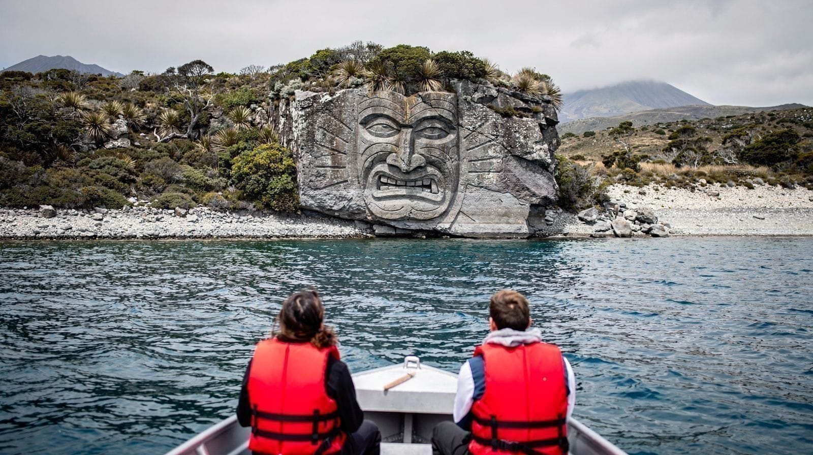 Petroglify Māori nad jeziorem Taupō: łodzią, żaglówką czy kajakiem