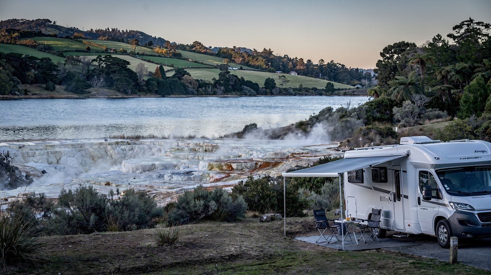 Kempingi i pola namiotowe w Rotorua: freedom camping, kempingi DOC i baseny termalne