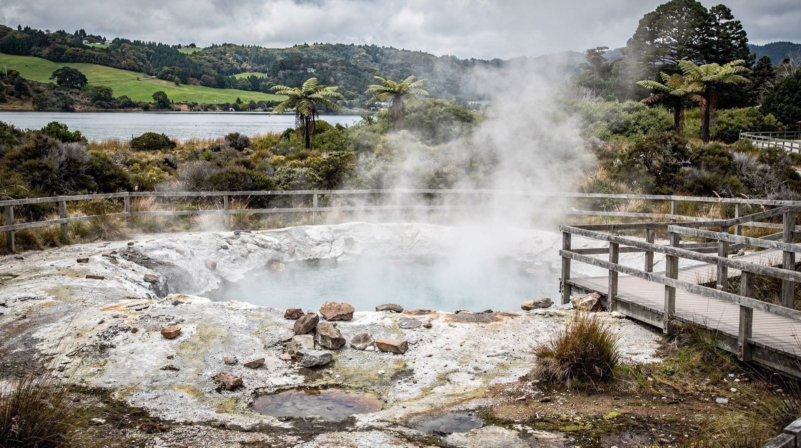 Seguridad geotérmica en Rotorua: pasarelas, pozas de barro y gases