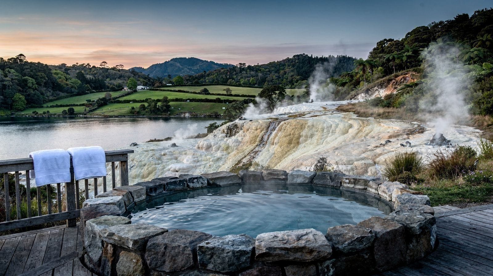 4 jours à Rotorua, en privé : hélicoptère, spa et Hobbiton